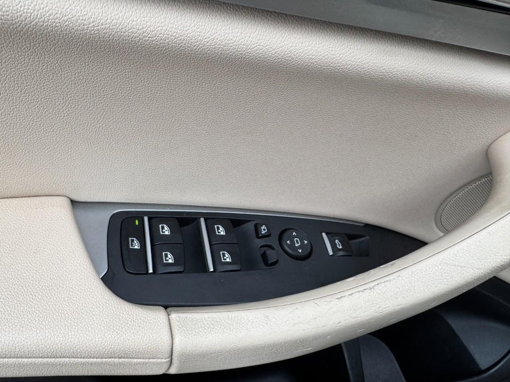 BMW X3 Vehicle Full-screen Gallery Image 16