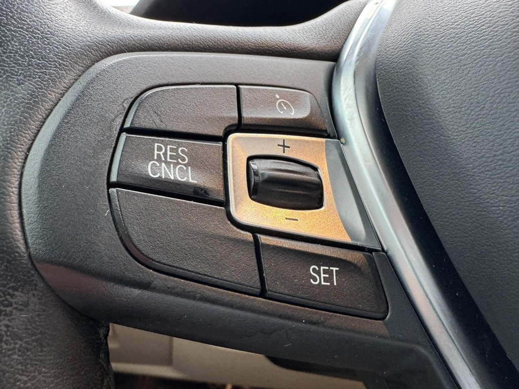 BMW X3 Vehicle Full-screen Gallery Image 18