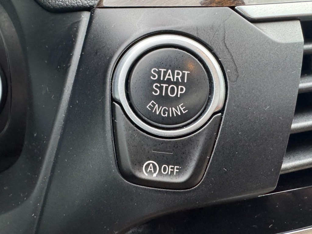 BMW X3 Vehicle Full-screen Gallery Image 24