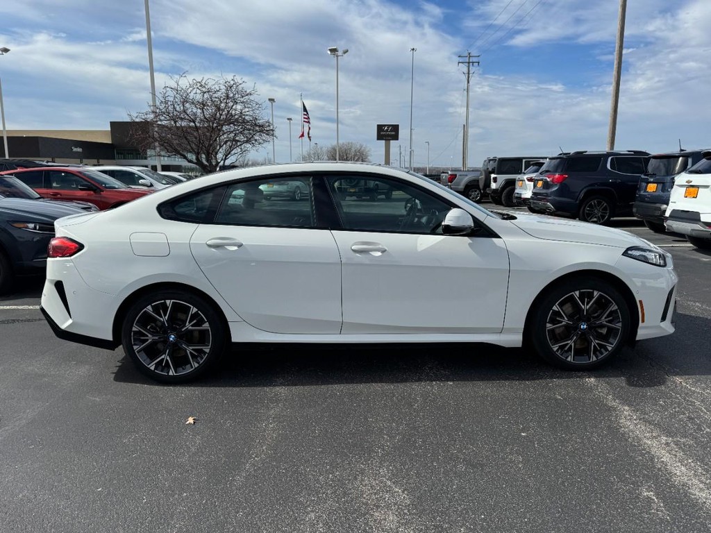 BMW 2 Series Vehicle Full-screen Gallery Image 02