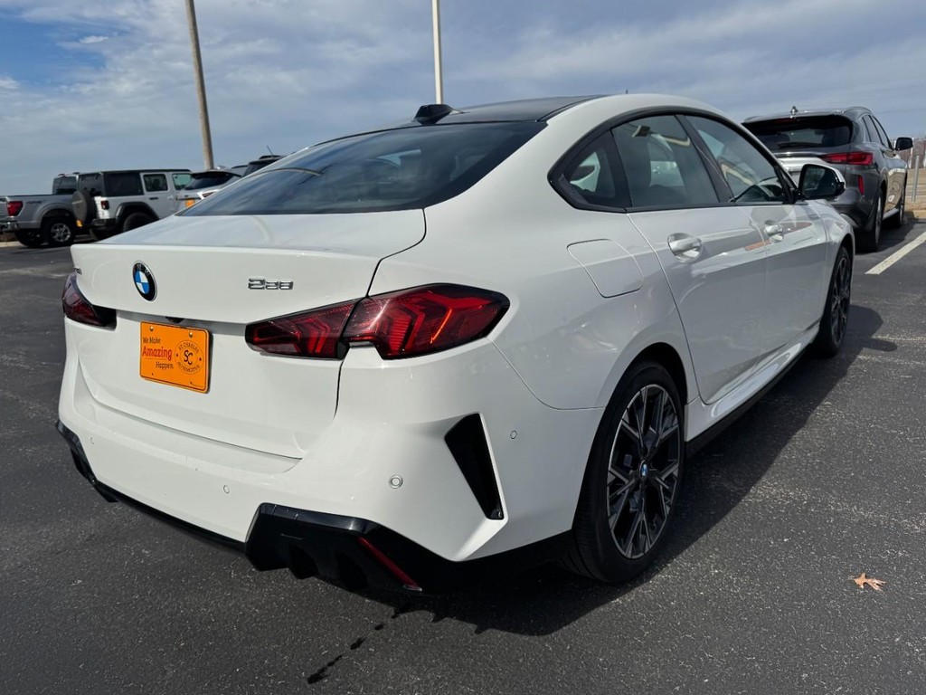 BMW 2 Series Vehicle Full-screen Gallery Image 03