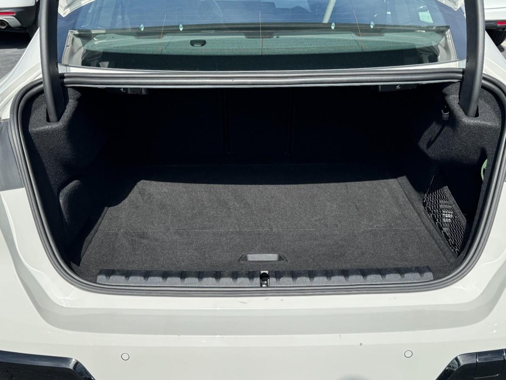 BMW 2 Series Vehicle Full-screen Gallery Image 06