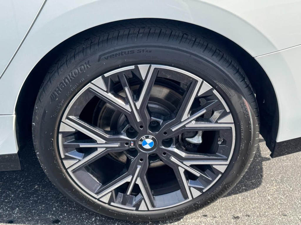 BMW 2 Series Vehicle Full-screen Gallery Image 07