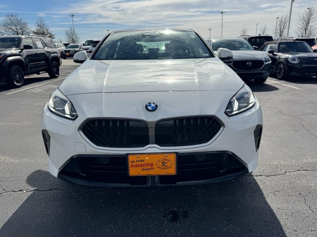 BMW 2 Series Vehicle Full-screen Gallery Image 09