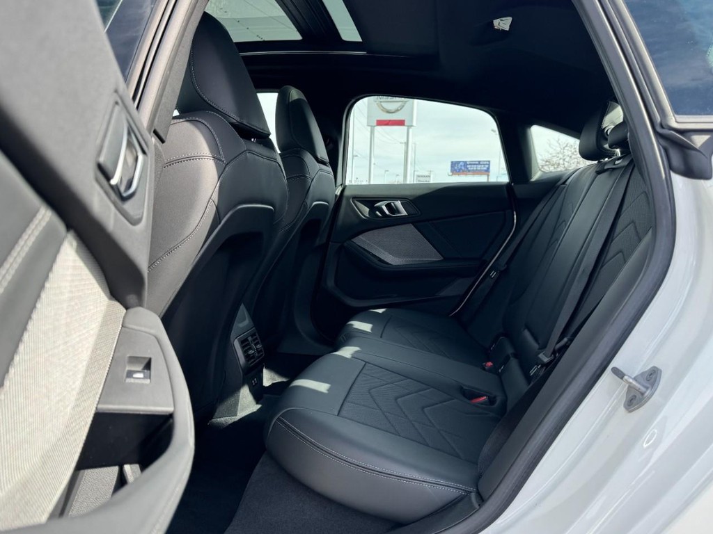 BMW 2 Series Vehicle Full-screen Gallery Image 10