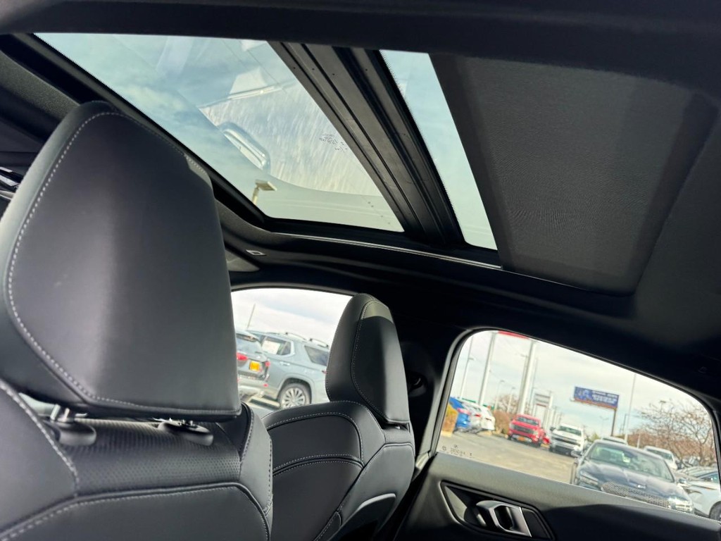 BMW 2 Series Vehicle Full-screen Gallery Image 11