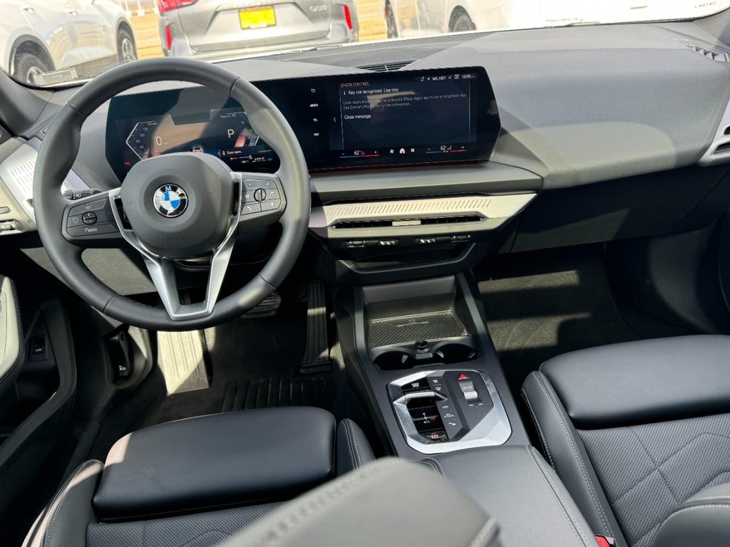 BMW 2 Series Vehicle Full-screen Gallery Image 12