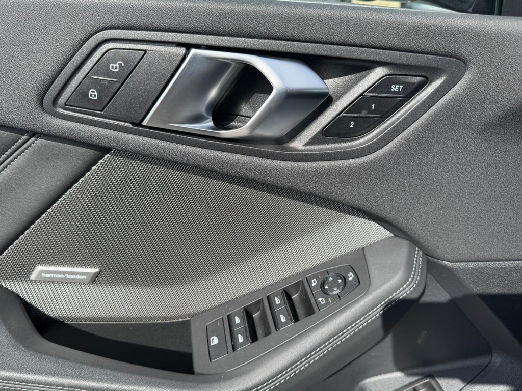 BMW 2 Series Vehicle Full-screen Gallery Image 16