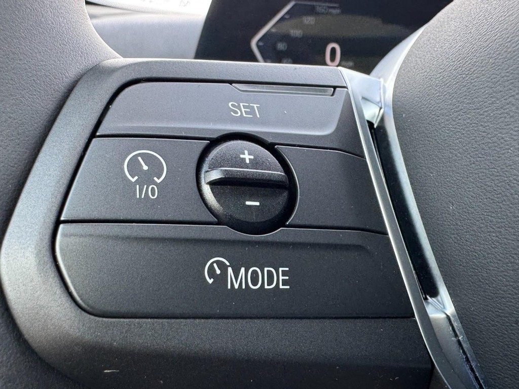 BMW 2 Series Vehicle Full-screen Gallery Image 17