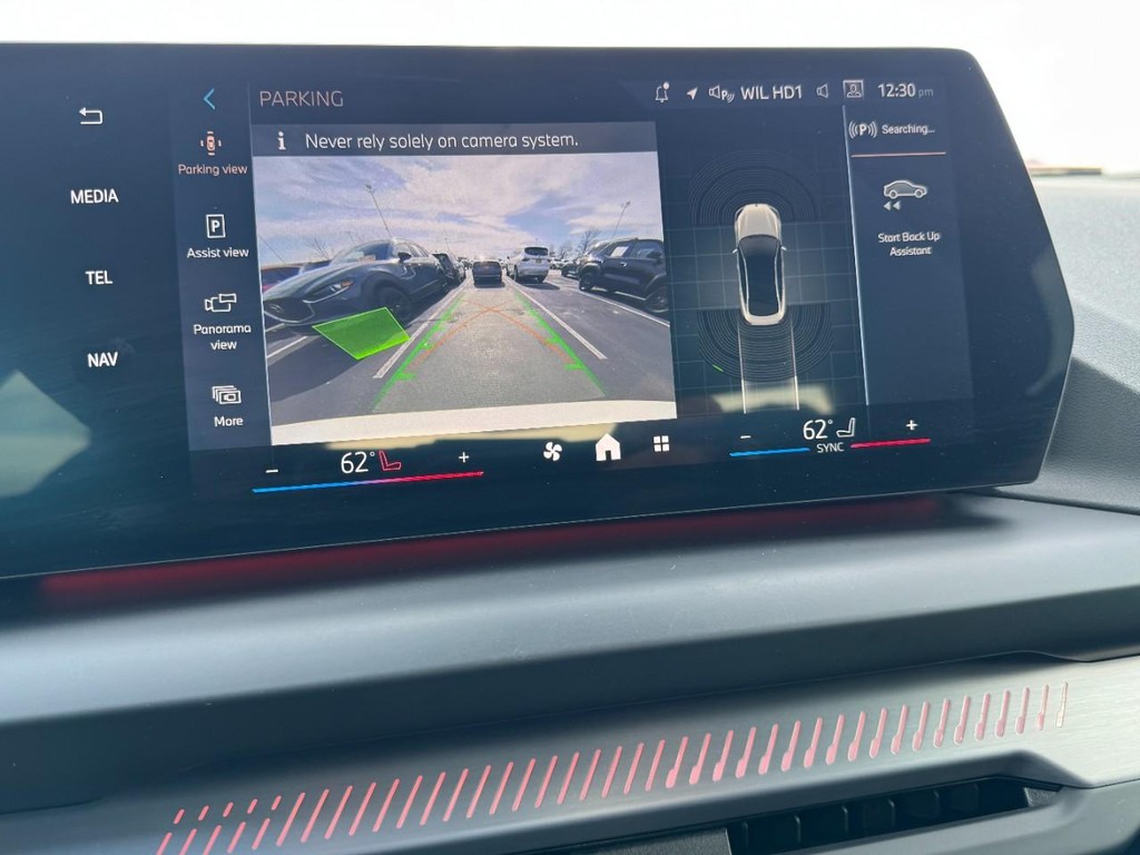 BMW 2 Series Vehicle Full-screen Gallery Image 19