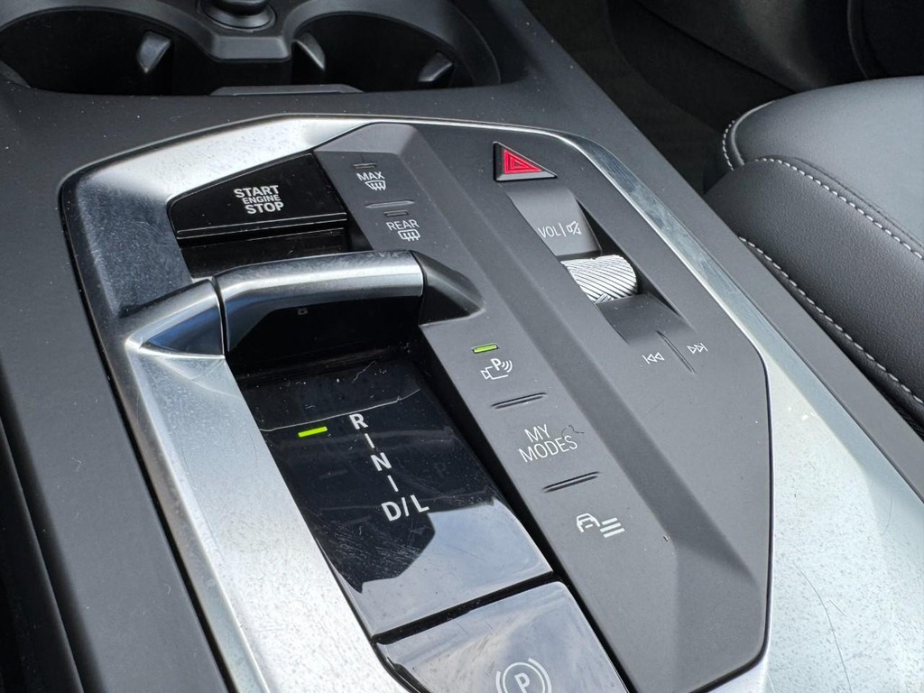 BMW 2 Series Vehicle Full-screen Gallery Image 20