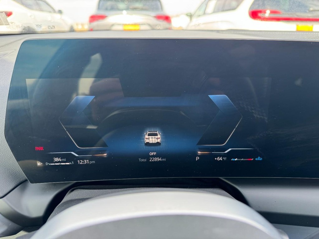 BMW 2 Series Vehicle Full-screen Gallery Image 22