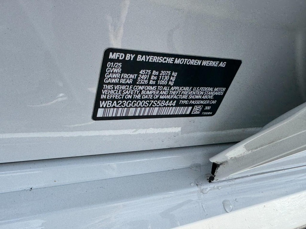 BMW 2 Series Vehicle Full-screen Gallery Image 23