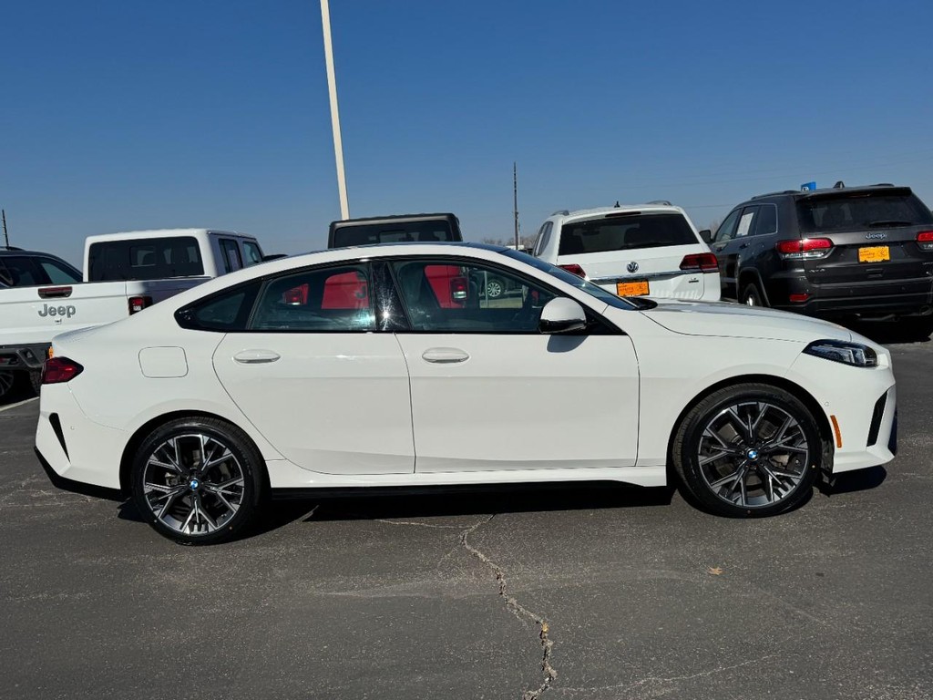 BMW 2 Series Vehicle Full-screen Gallery Image 02