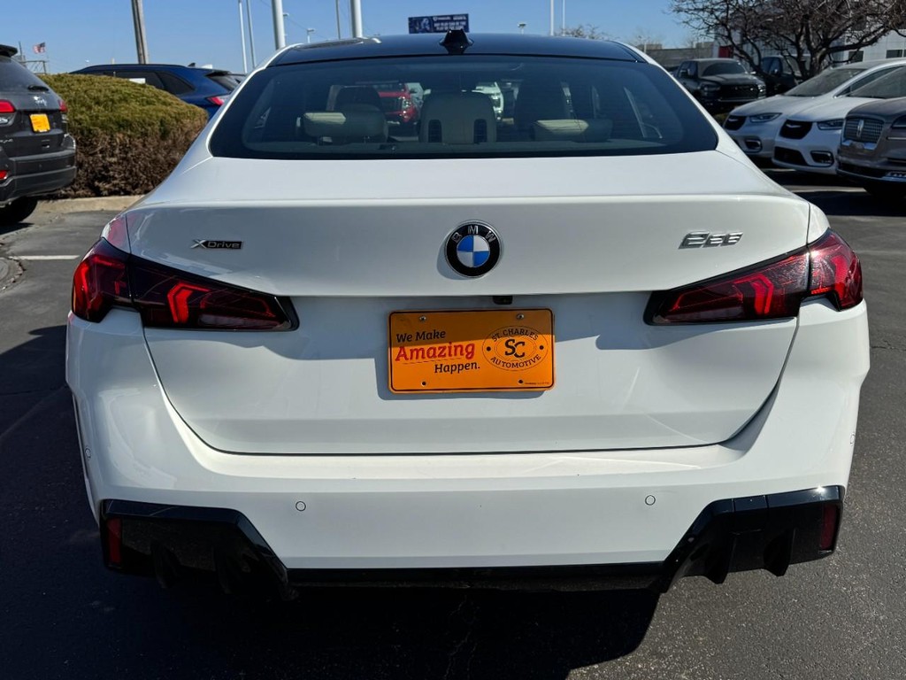 BMW 2 Series Vehicle Full-screen Gallery Image 04