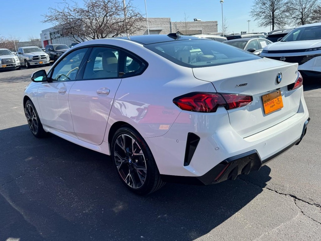 BMW 2 Series Vehicle Full-screen Gallery Image 05