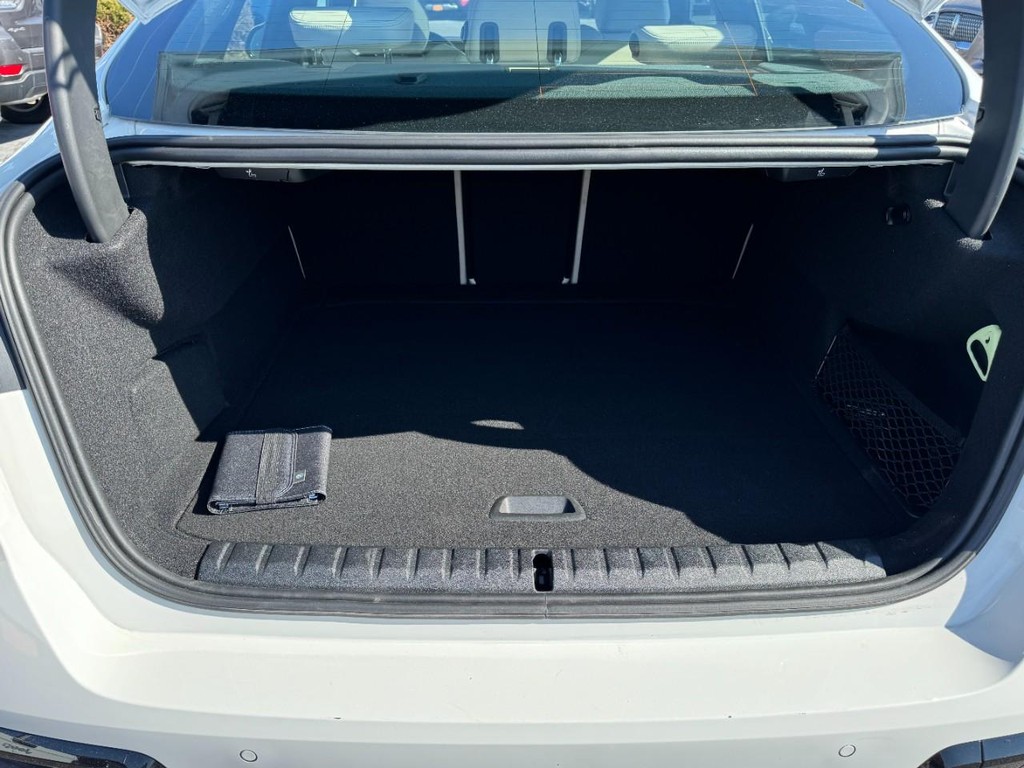 BMW 2 Series Vehicle Full-screen Gallery Image 06