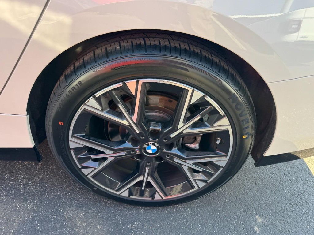 BMW 2 Series Vehicle Full-screen Gallery Image 07