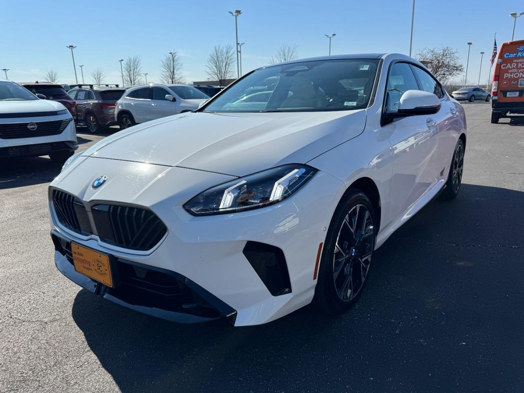 BMW 2 Series Vehicle Full-screen Gallery Image 08