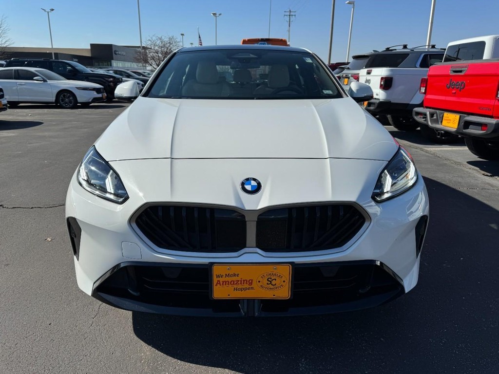 BMW 2 Series Vehicle Full-screen Gallery Image 09