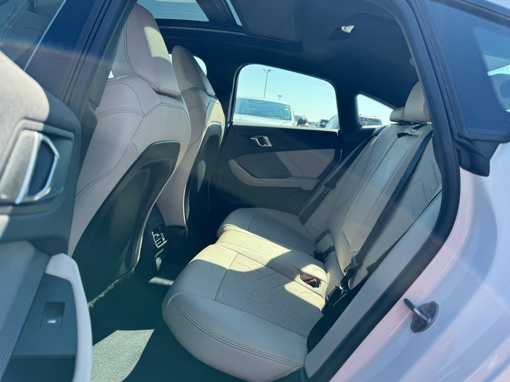 BMW 2 Series Vehicle Full-screen Gallery Image 10