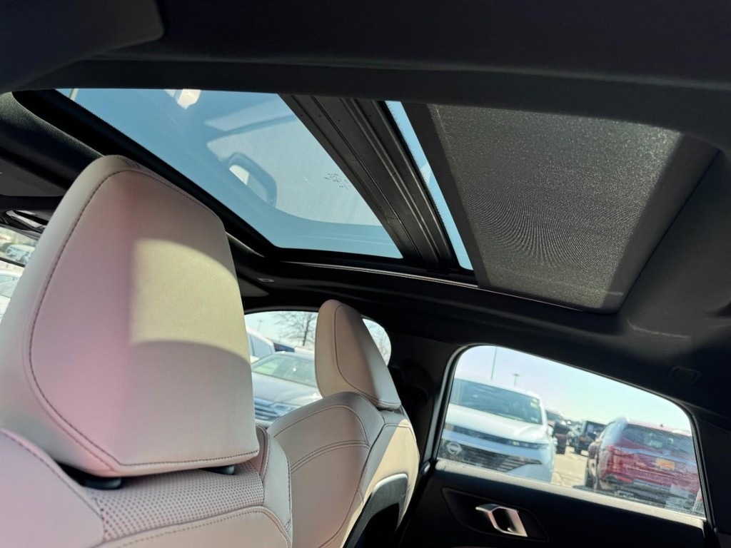 BMW 2 Series Vehicle Full-screen Gallery Image 11