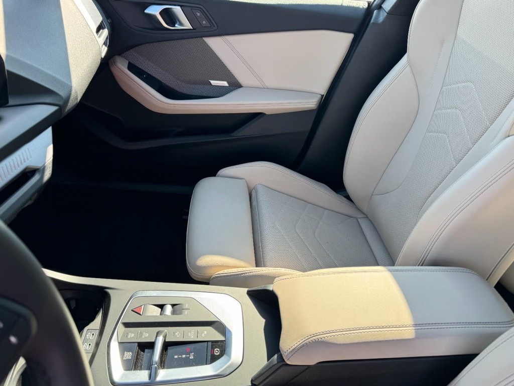 BMW 2 Series Vehicle Full-screen Gallery Image 14