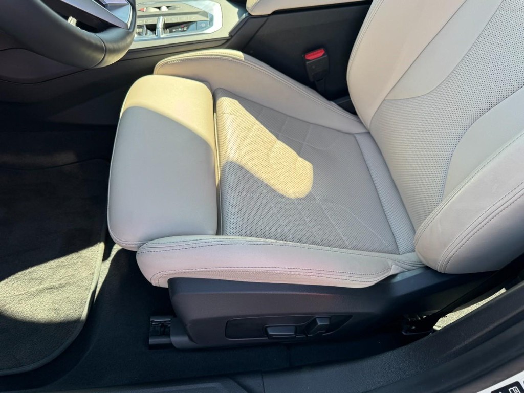 BMW 2 Series Vehicle Full-screen Gallery Image 15