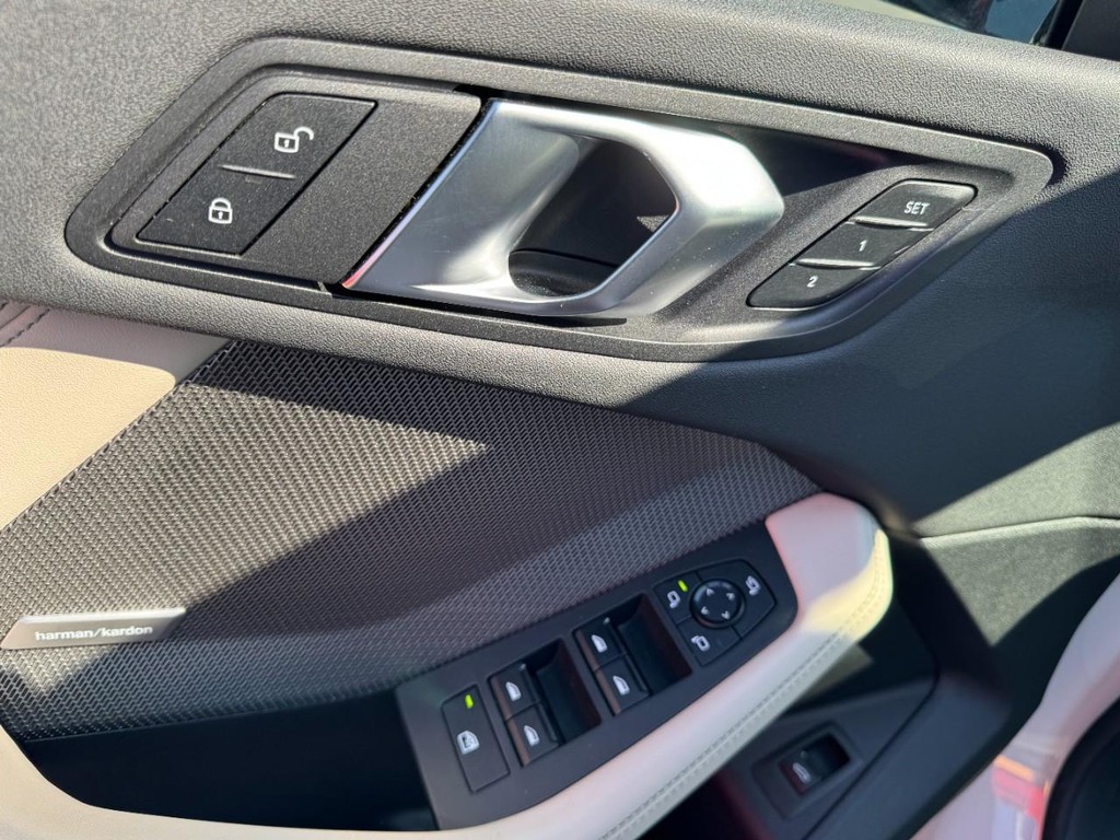 BMW 2 Series Vehicle Full-screen Gallery Image 16