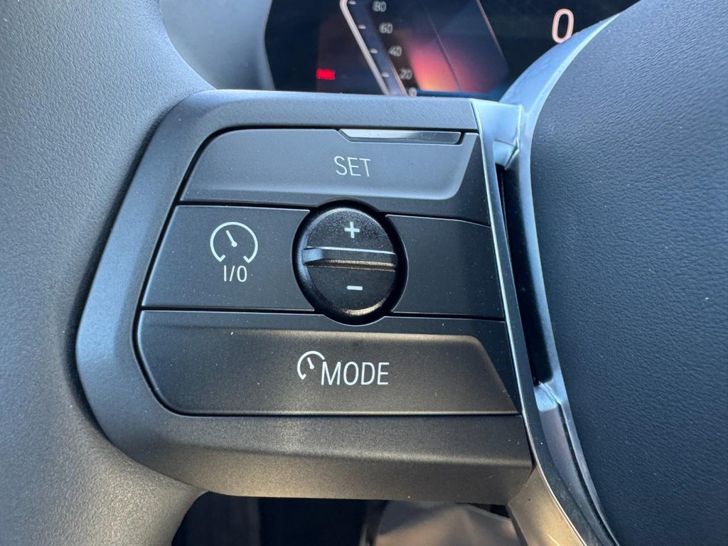 BMW 2 Series Vehicle Full-screen Gallery Image 17