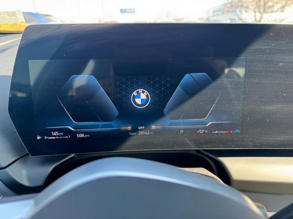 BMW 2 Series Vehicle Full-screen Gallery Image 23