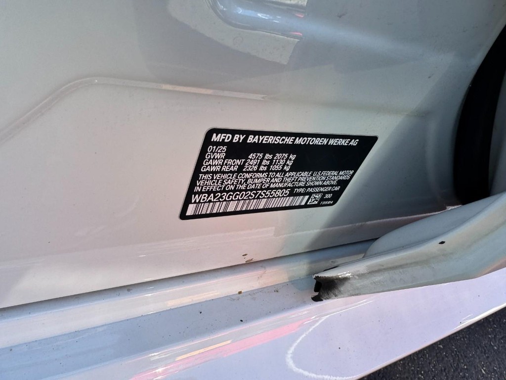 BMW 2 Series Vehicle Full-screen Gallery Image 24