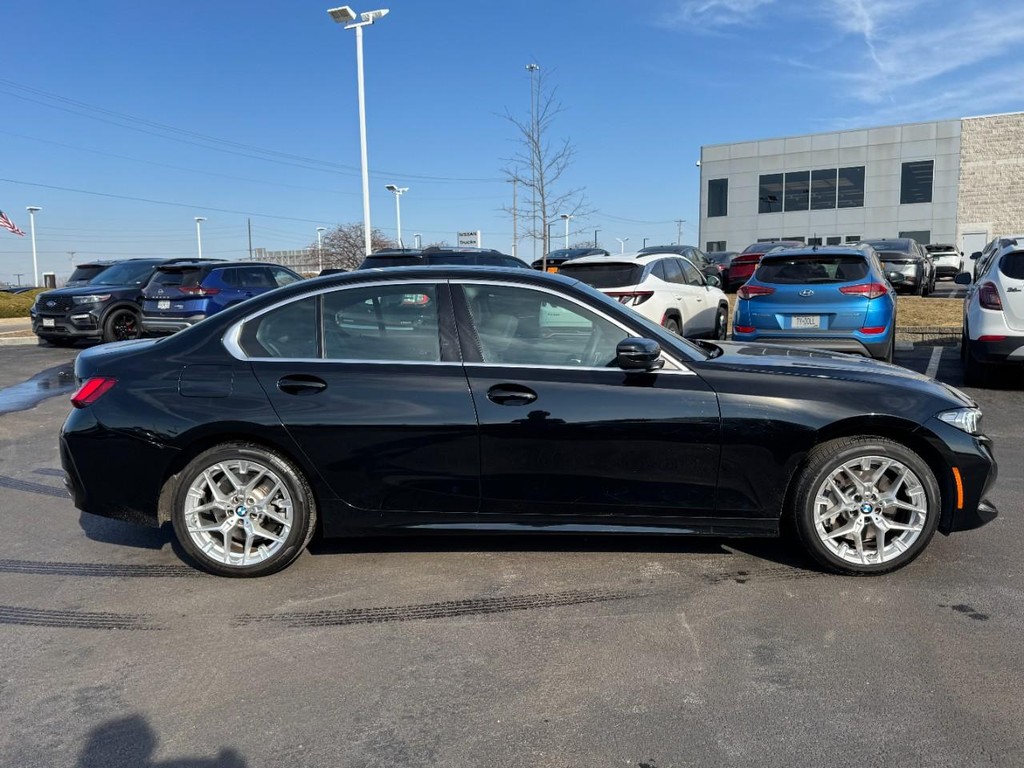 BMW 3 Series Vehicle Full-screen Gallery Image 02