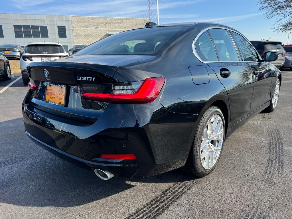 BMW 3 Series Vehicle Full-screen Gallery Image 03