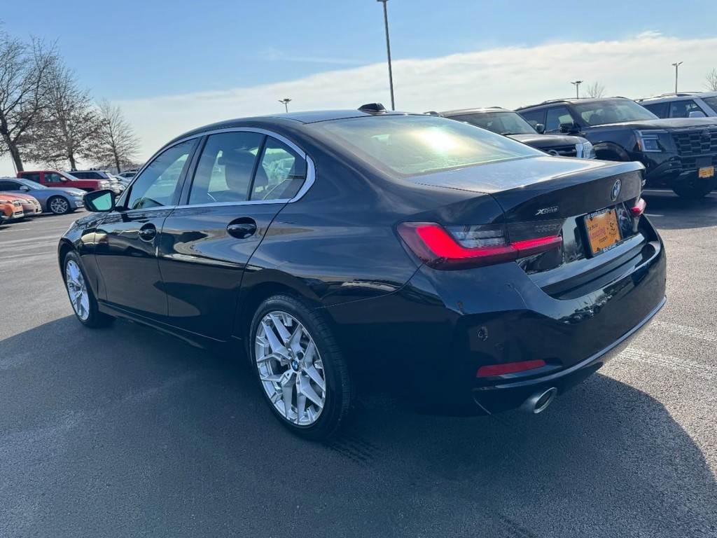 BMW 3 Series Vehicle Full-screen Gallery Image 05