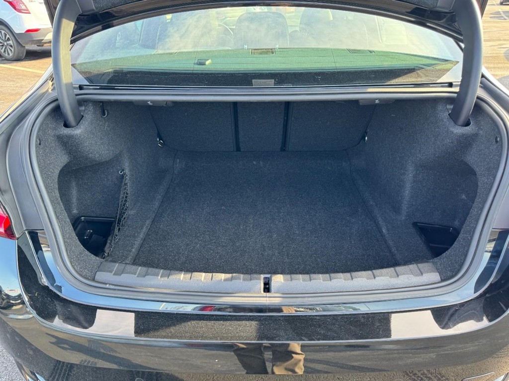 BMW 3 Series Vehicle Full-screen Gallery Image 06