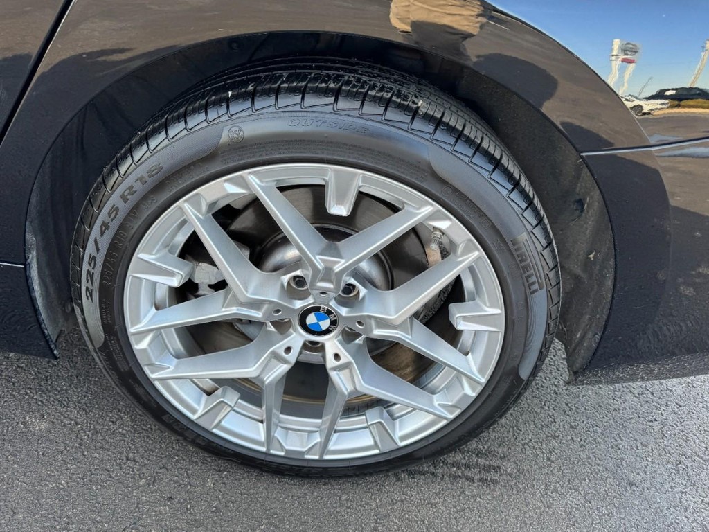 BMW 3 Series Vehicle Full-screen Gallery Image 07