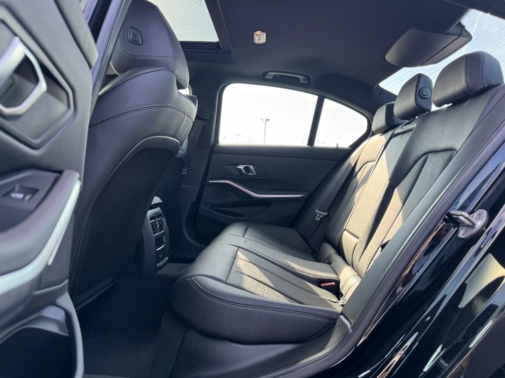 BMW 3 Series Vehicle Full-screen Gallery Image 10