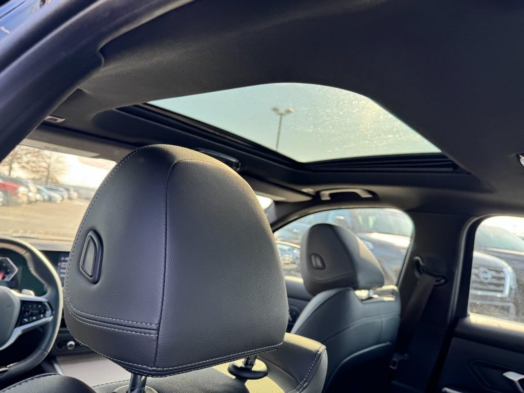 BMW 3 Series Vehicle Full-screen Gallery Image 11