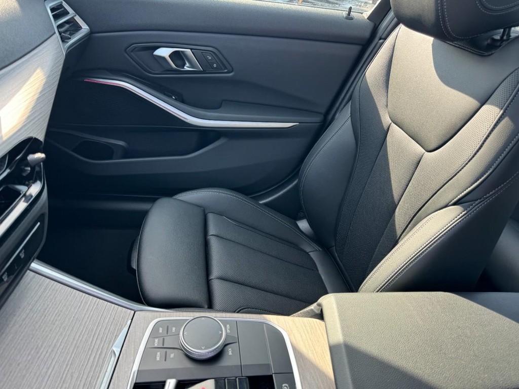 BMW 3 Series Vehicle Full-screen Gallery Image 14