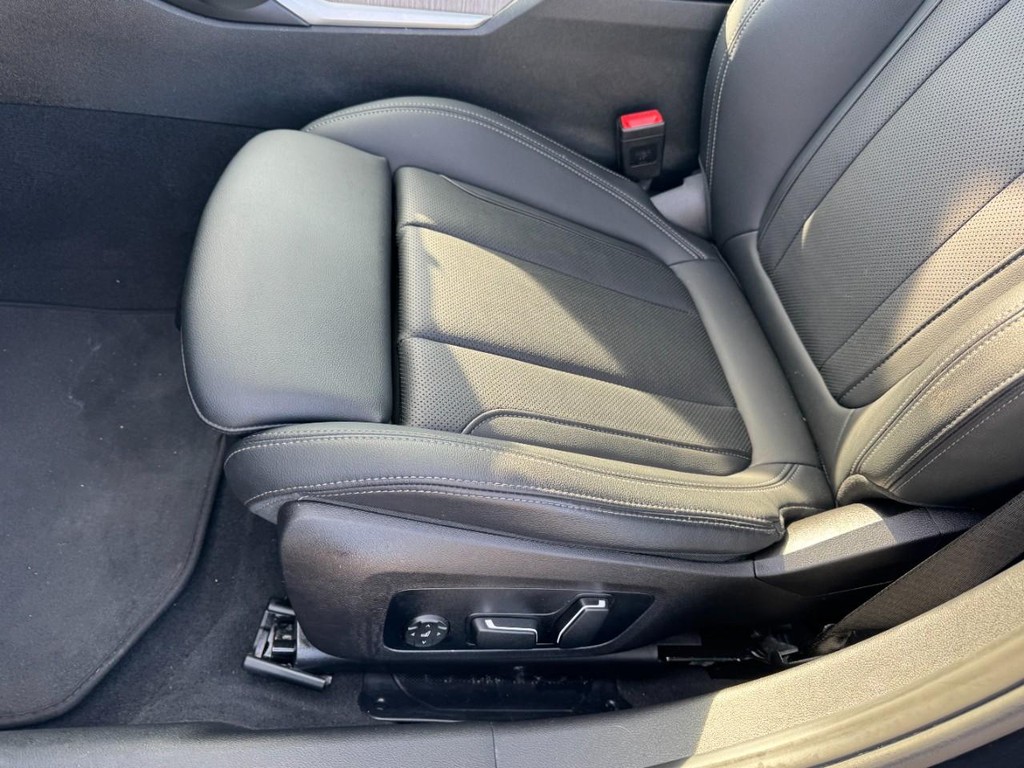 BMW 3 Series Vehicle Full-screen Gallery Image 15