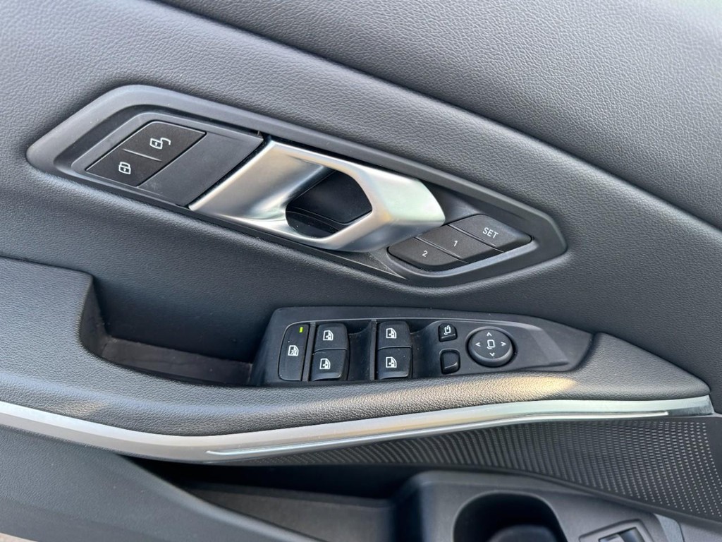 BMW 3 Series Vehicle Full-screen Gallery Image 16