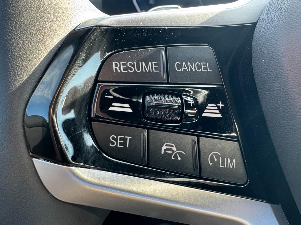 BMW 3 Series Vehicle Full-screen Gallery Image 18