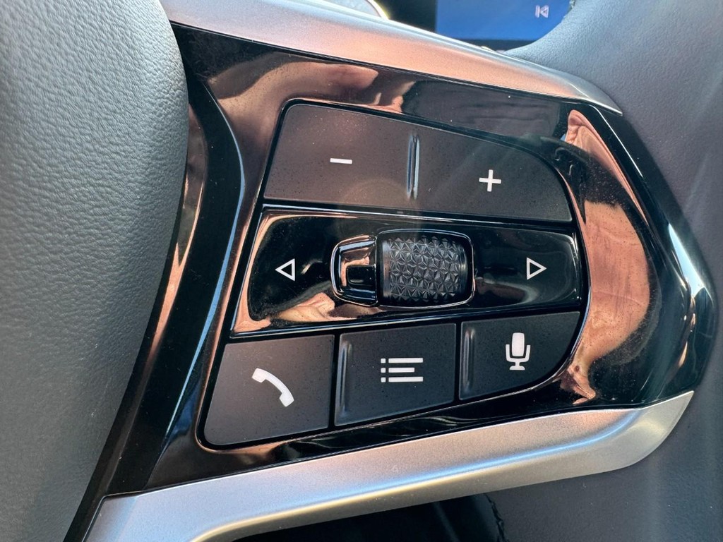 BMW 3 Series Vehicle Full-screen Gallery Image 19