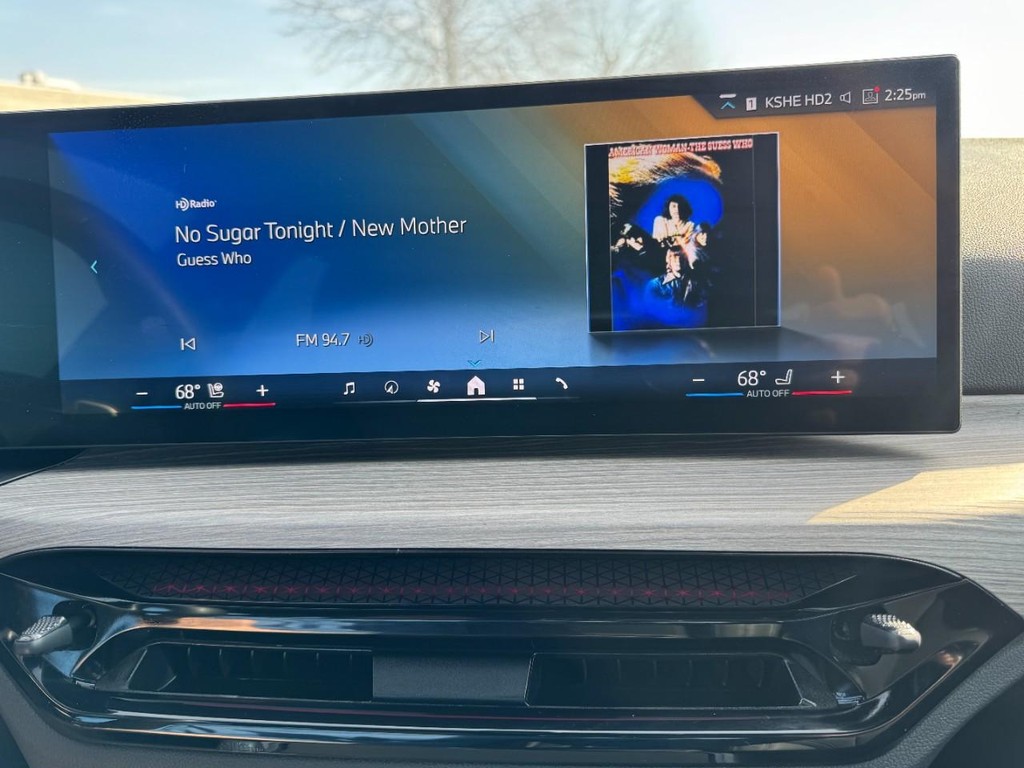 BMW 3 Series Vehicle Full-screen Gallery Image 20