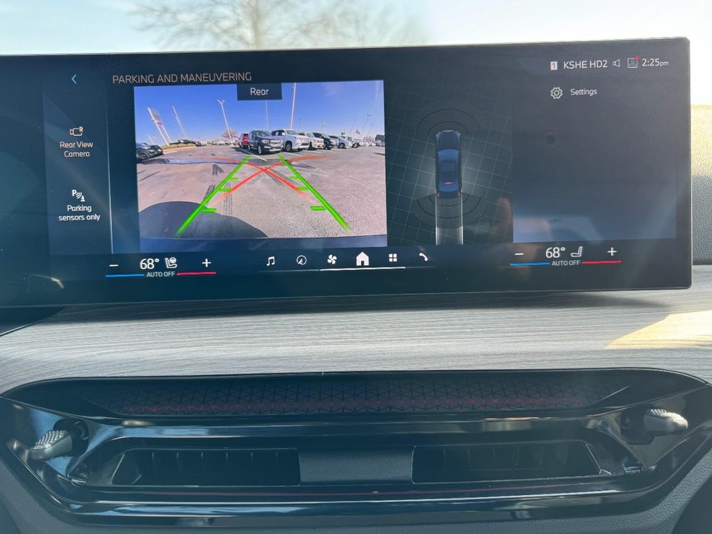 BMW 3 Series Vehicle Full-screen Gallery Image 22