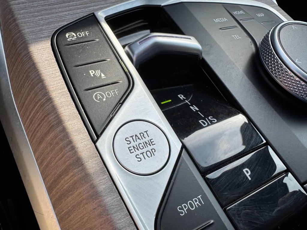 BMW 3 Series Vehicle Full-screen Gallery Image 23