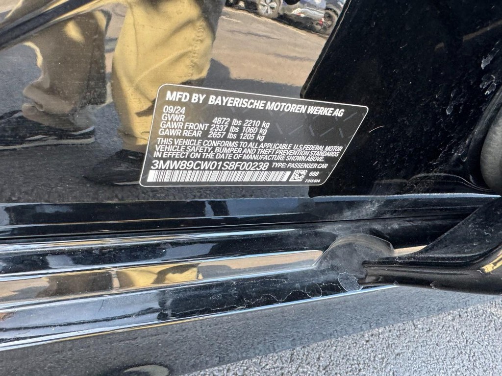 BMW 3 Series Vehicle Full-screen Gallery Image 25