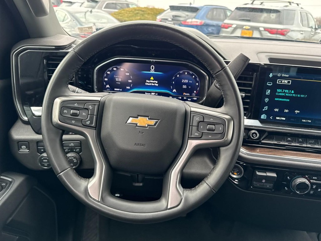 Chevrolet Silverado 1500 Vehicle Full-screen Gallery Image 12