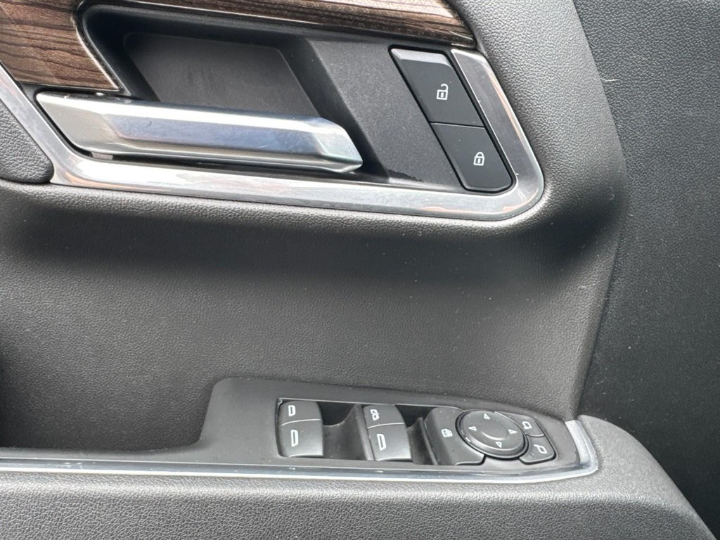 Chevrolet Silverado 1500 Vehicle Full-screen Gallery Image 16